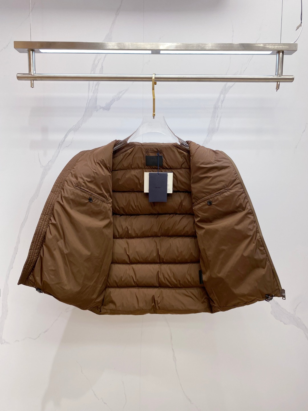 Prada 普拉达2025秋冬专柜同步新品发布，最新款羽绒马甲出货，全部原版购入，今年最新色，无论面料和