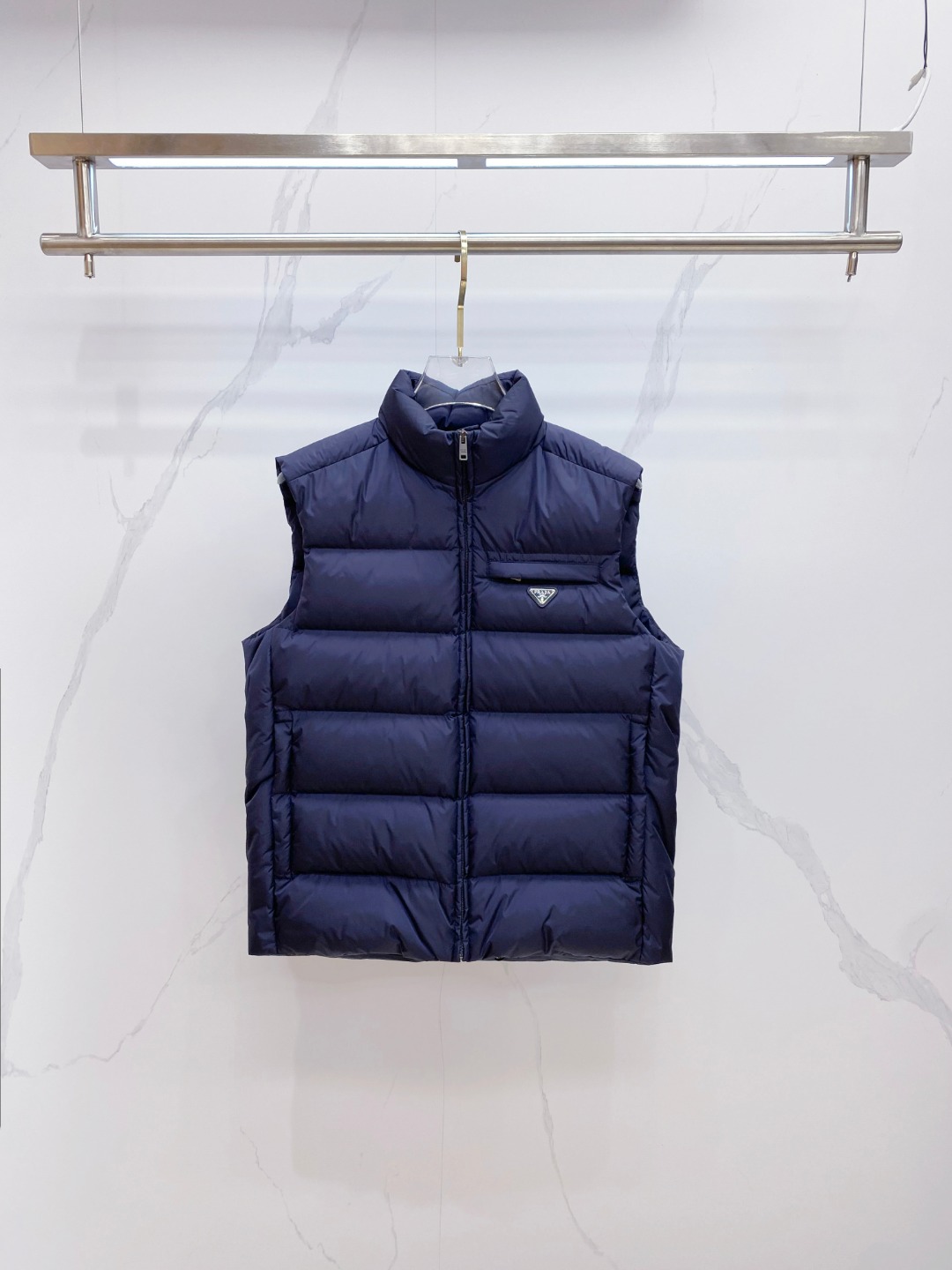 Prada 普拉达2025秋冬专柜同步新品发布，最新款羽绒马甲出货，全部原版购入，今年最新色，无论面料和