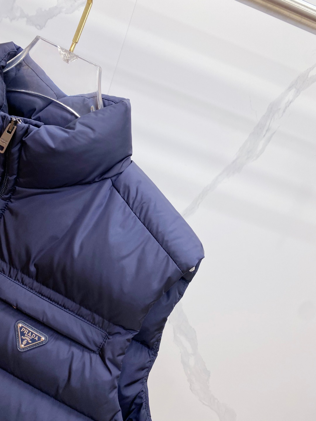 Prada 普拉达2025秋冬专柜同步新品发布，最新款羽绒马甲出货，全部原版购入，今年最新色，无论面料和