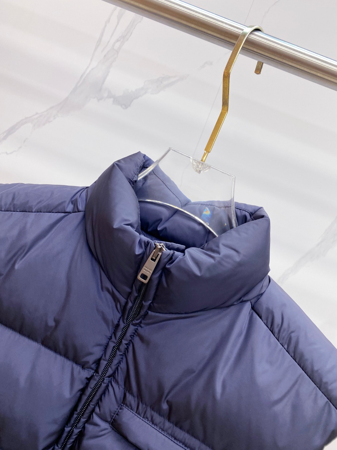 Prada 普拉达2025秋冬专柜同步新品发布，最新款羽绒马甲出货，全部原版购入，今年最新色，无论面料和