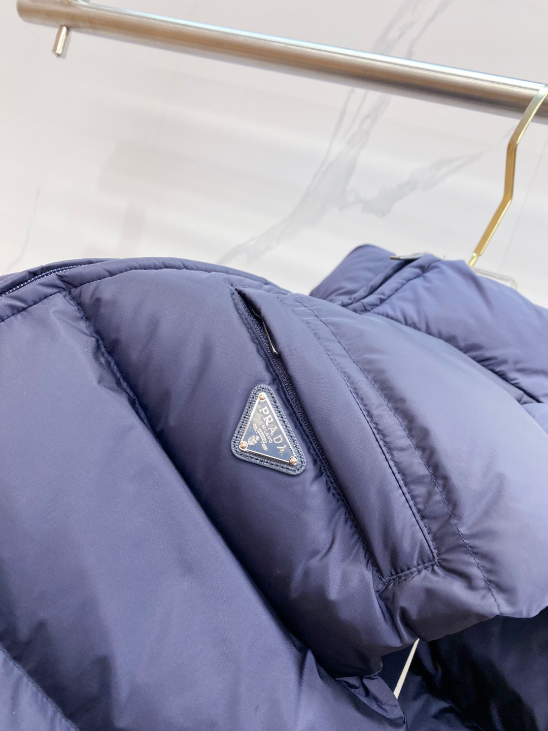 Prada 普拉达2025秋冬专柜同步新品发布，最新款羽绒马甲出货，全部原版购入，今年最新色，无论面料和