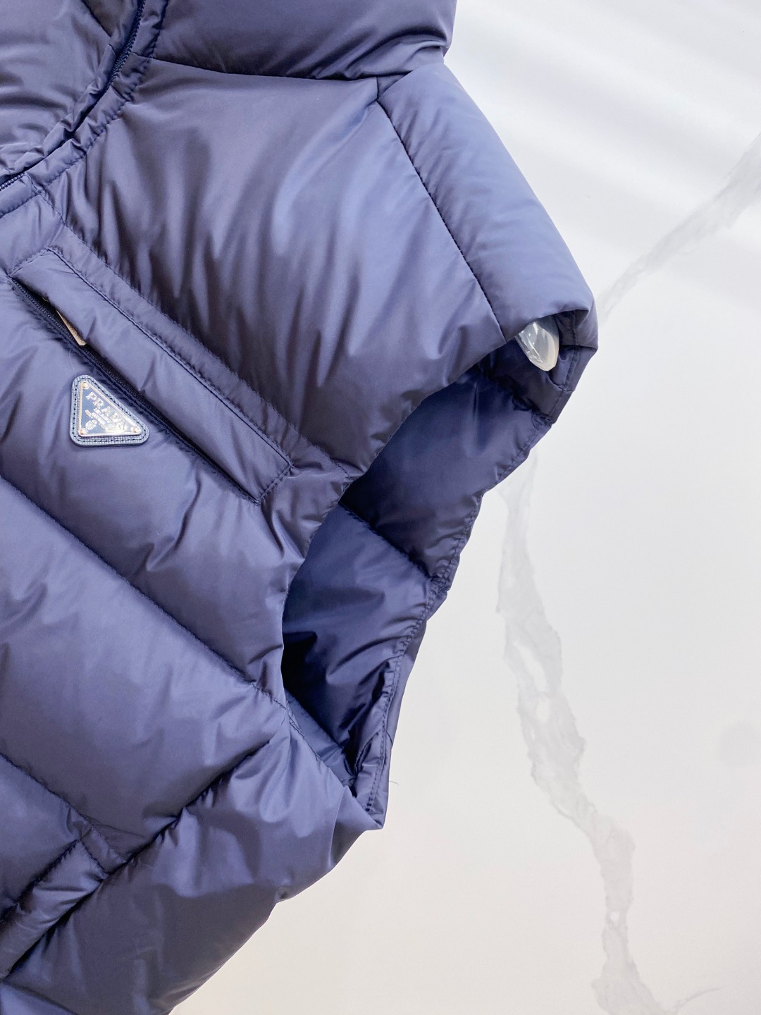 Prada 普拉达2025秋冬专柜同步新品发布，最新款羽绒马甲出货，全部原版购入，今年最新色，无论面料和