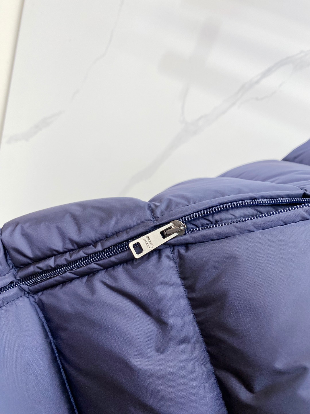 Prada 普拉达2025秋冬专柜同步新品发布，最新款羽绒马甲出货，全部原版购入，今年最新色，无论面料和