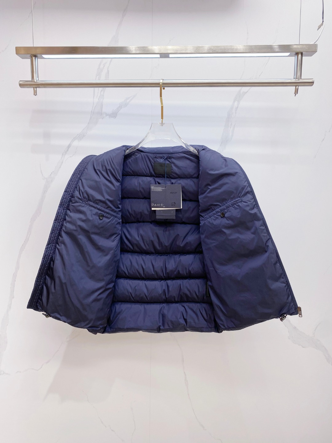 Prada 普拉达2025秋冬专柜同步新品发布，最新款羽绒马甲出货，全部原版购入，今年最新色，无论面料和