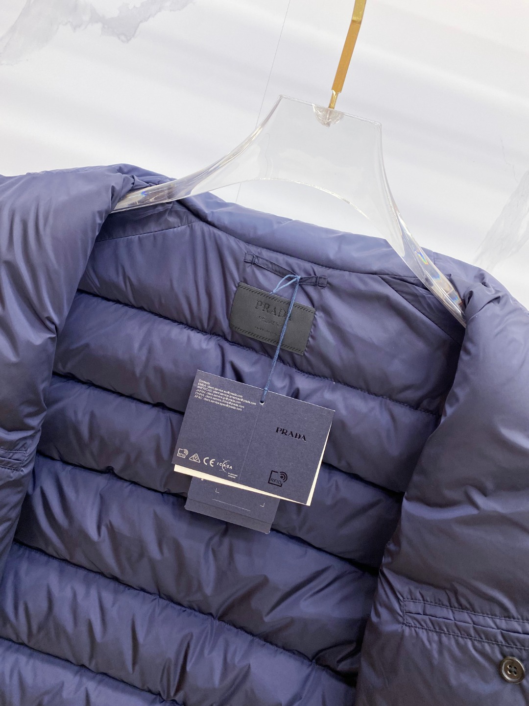 Prada 普拉达2025秋冬专柜同步新品发布，最新款羽绒马甲出货，全部原版购入，今年最新色，无论面料和