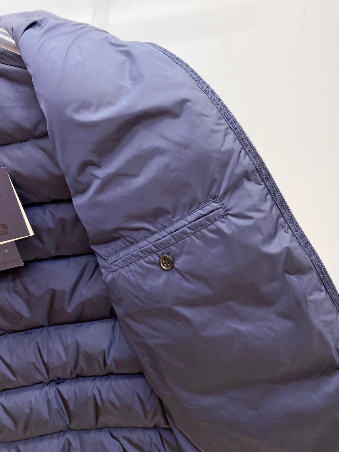 Prada 普拉达2025秋冬专柜同步新品发布，最新款羽绒马甲出货，全部原版购入，今年最新色，无论面料和