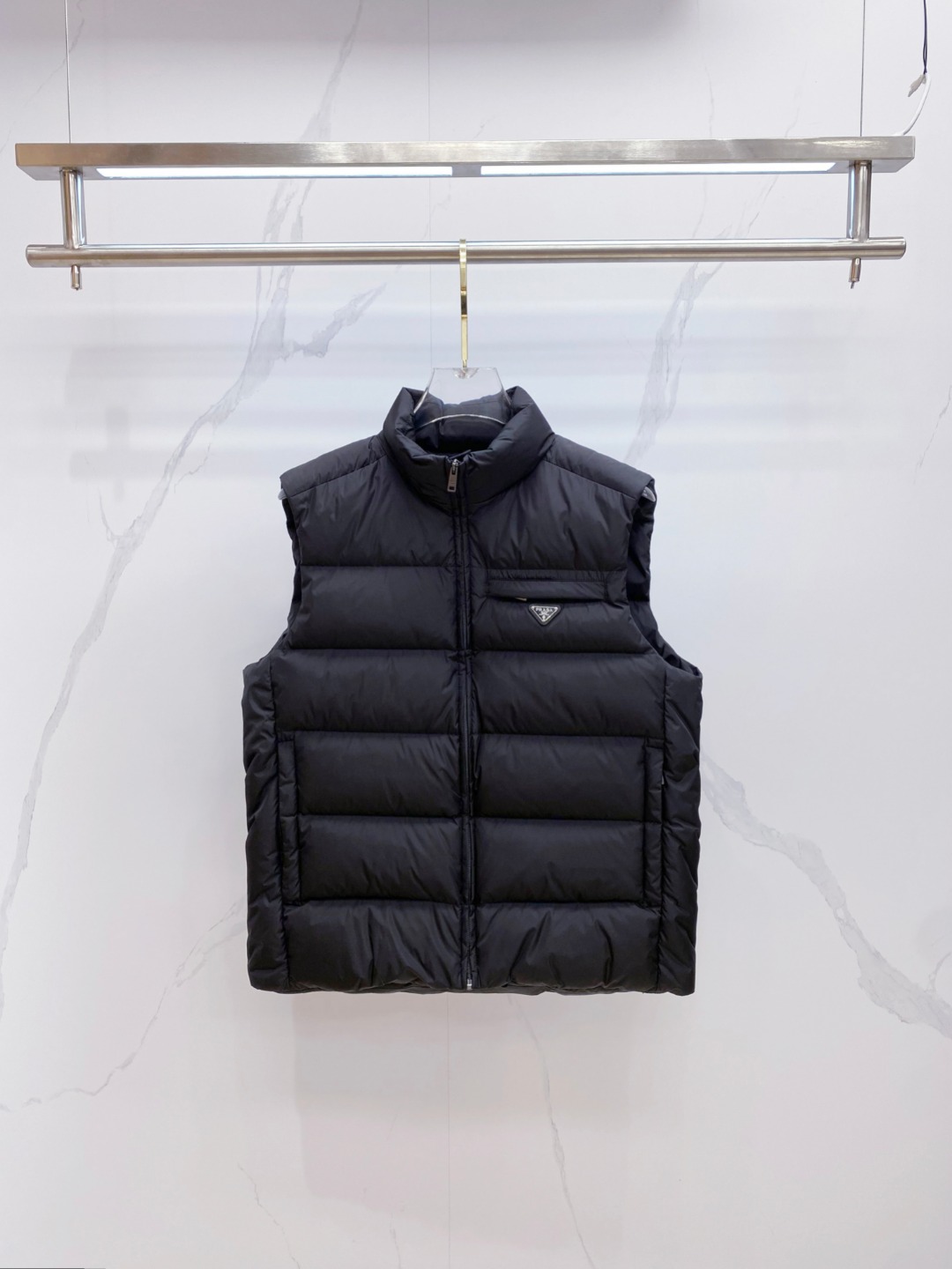 Prada 普拉达2025秋冬专柜同步新品发布，最新款羽绒马甲出货，全部原版购入，今年最新色，无论面料和