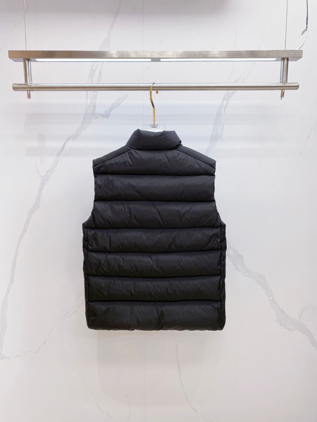 Prada 普拉达2025秋冬专柜同步新品发布，最新款羽绒马甲出货，全部原版购入，今年最新色，无论面料和