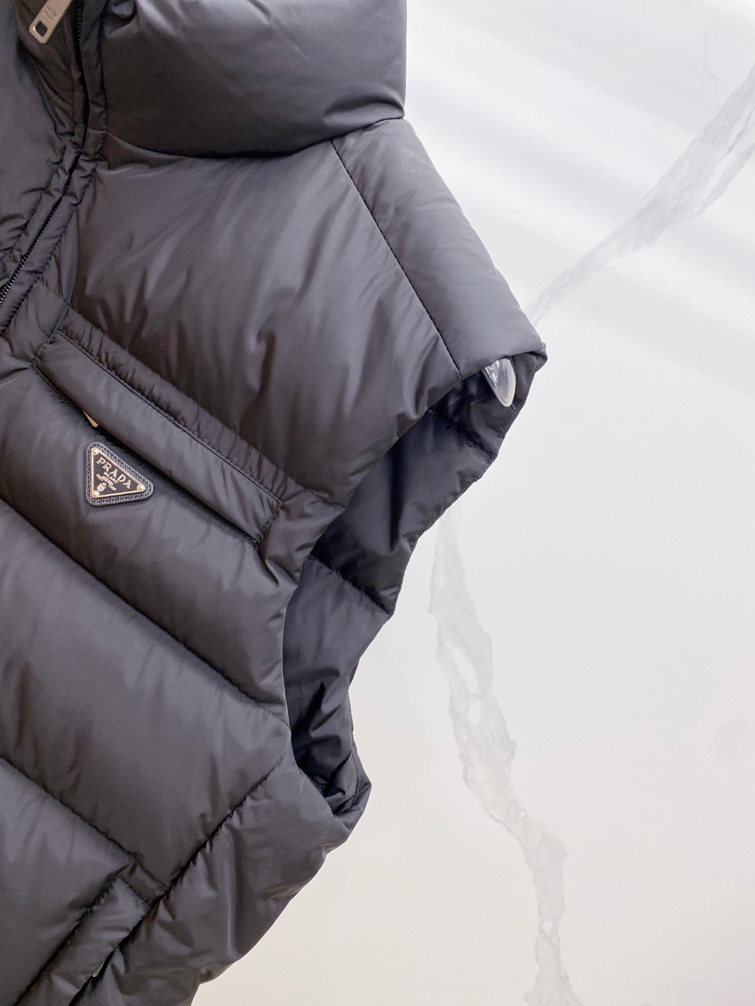 Prada 普拉达2025秋冬专柜同步新品发布，最新款羽绒马甲出货，全部原版购入，今年最新色，无论面料和