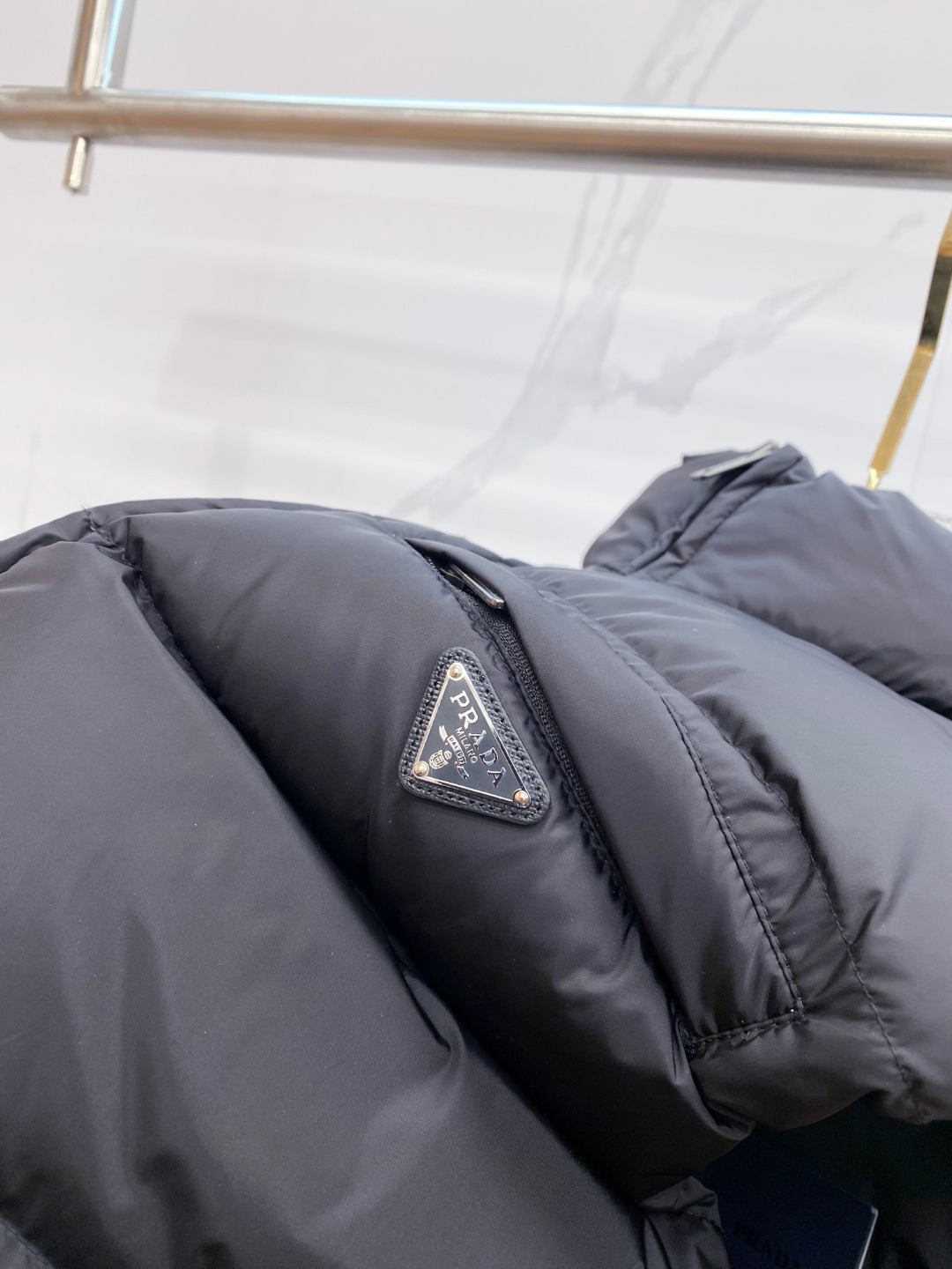 Prada 普拉达2025秋冬专柜同步新品发布，最新款羽绒马甲出货，全部原版购入，今年最新色，无论面料和
