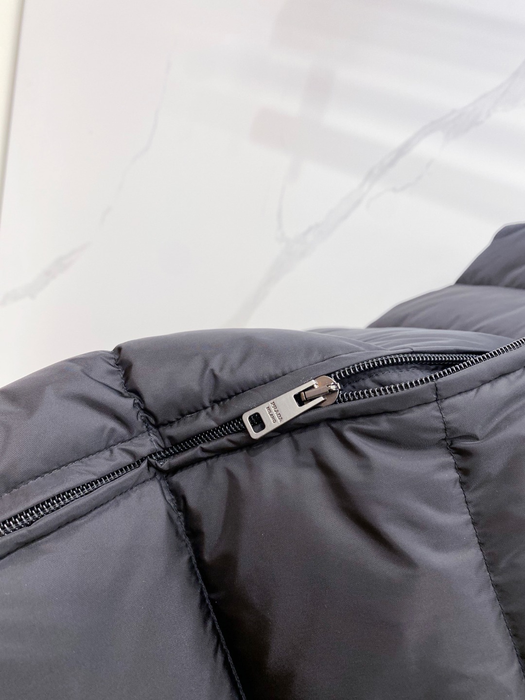 Prada 普拉达2025秋冬专柜同步新品发布，最新款羽绒马甲出货，全部原版购入，今年最新色，无论面料和