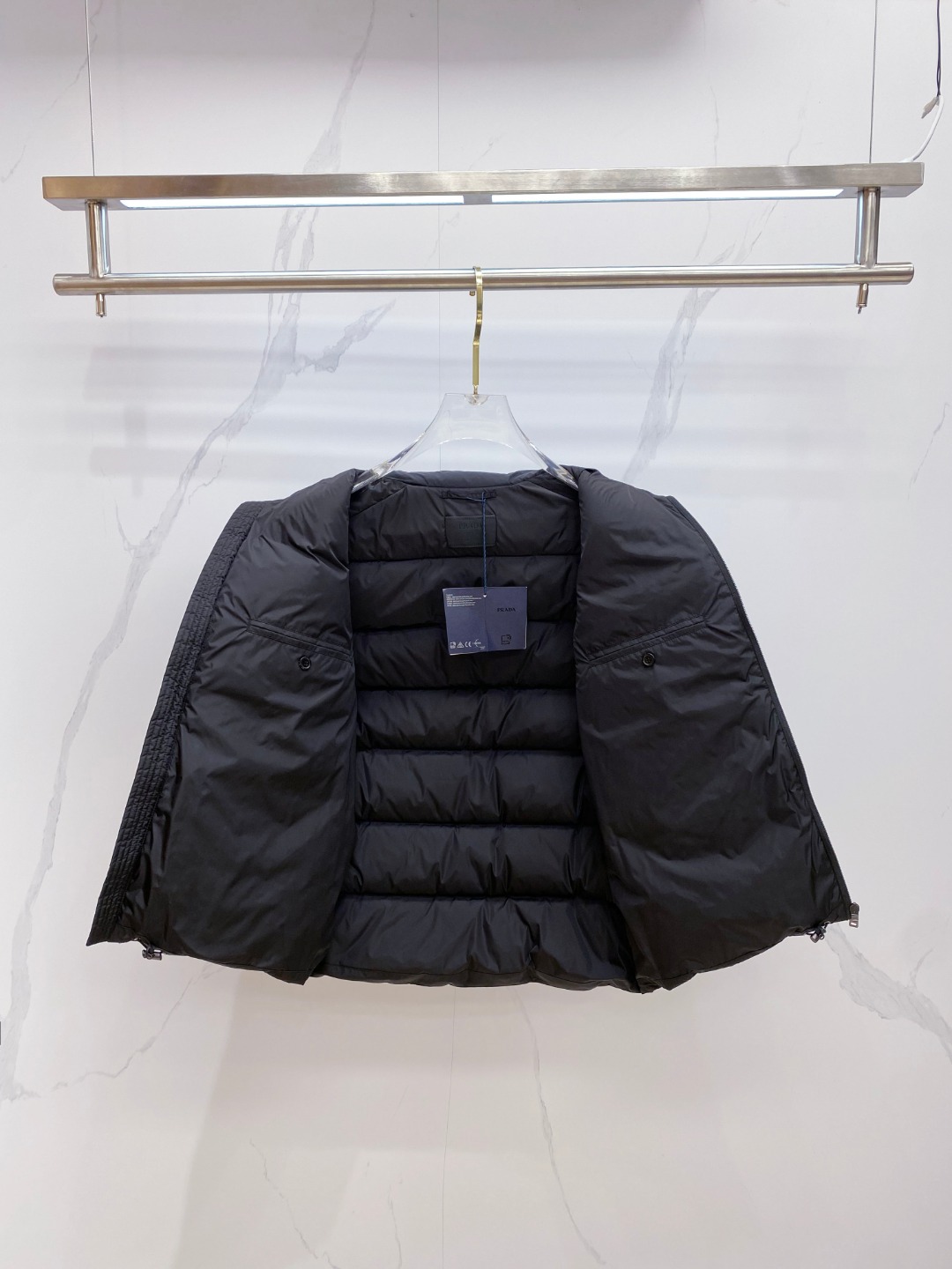 Prada 普拉达2025秋冬专柜同步新品发布，最新款羽绒马甲出货，全部原版购入，今年最新色，无论面料和