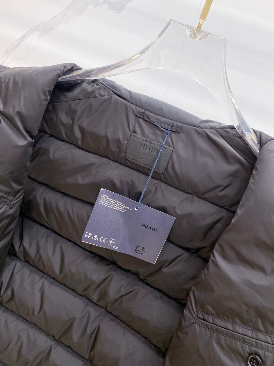 Prada 普拉达2025秋冬专柜同步新品发布，最新款羽绒马甲出货，全部原版购入，今年最新色，无论面料和