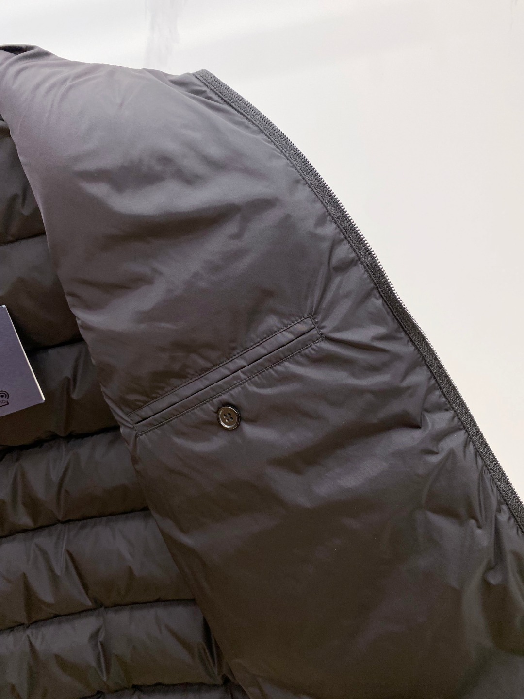 Prada 普拉达2025秋冬专柜同步新品发布，最新款羽绒马甲出货，全部原版购入，今年最新色，无论面料和