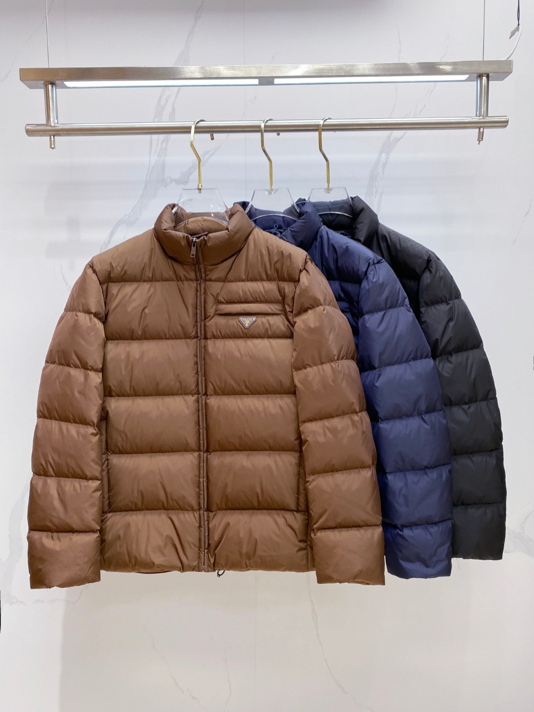 Prada 普拉达2025秋冬专柜同步新品发布，最新款羽绒服出货，全部原版购入，今年最新色，无论面料和辅