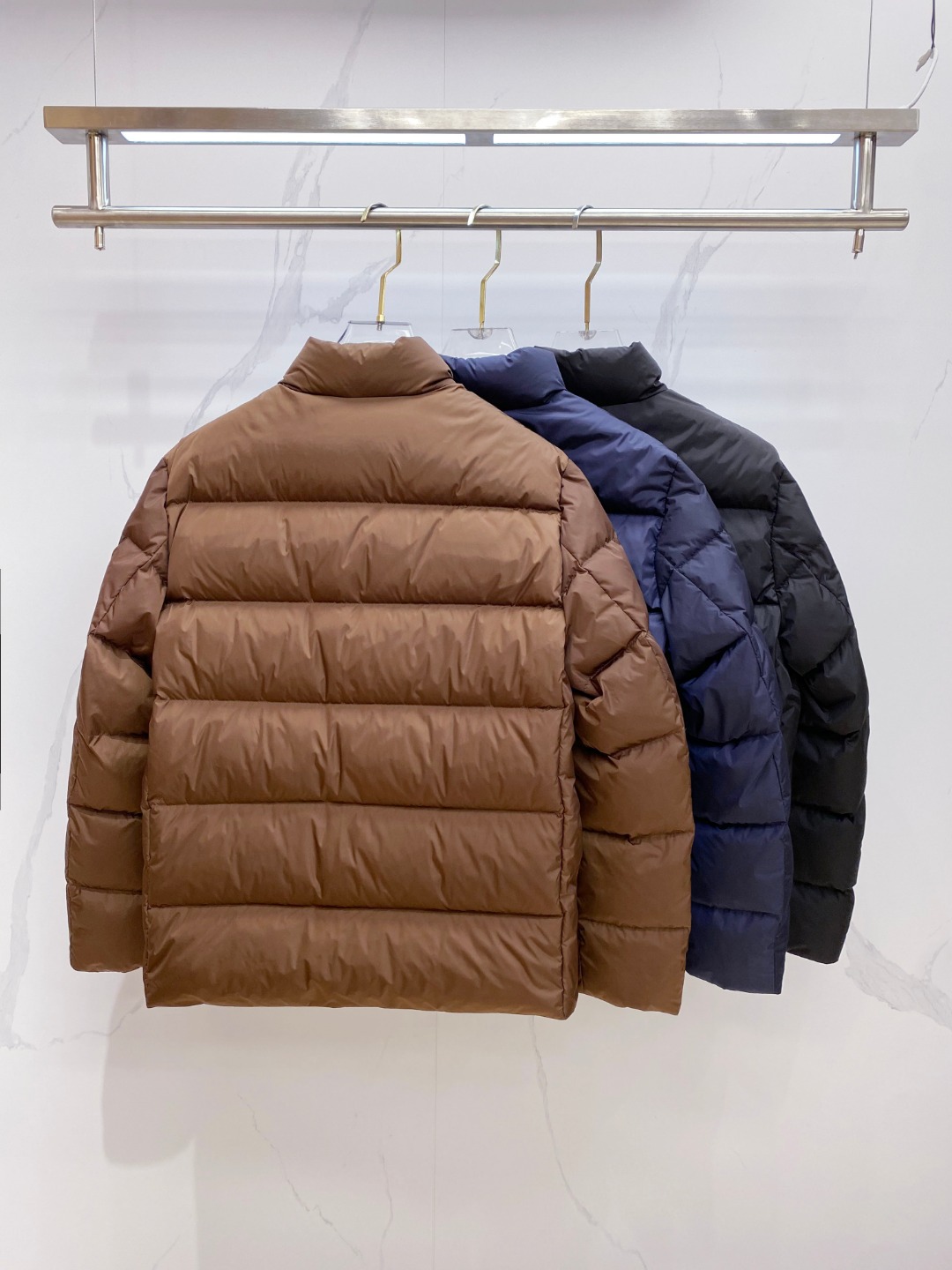 Prada 普拉达2025秋冬专柜同步新品发布，最新款羽绒服出货，全部原版购入，今年最新色，无论面料和辅