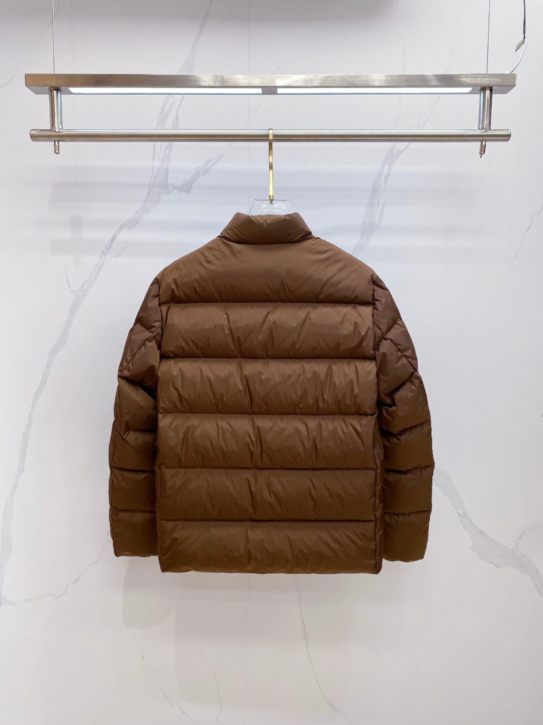 Prada 普拉达2025秋冬专柜同步新品发布，最新款羽绒服出货，全部原版购入，今年最新色，无论面料和辅