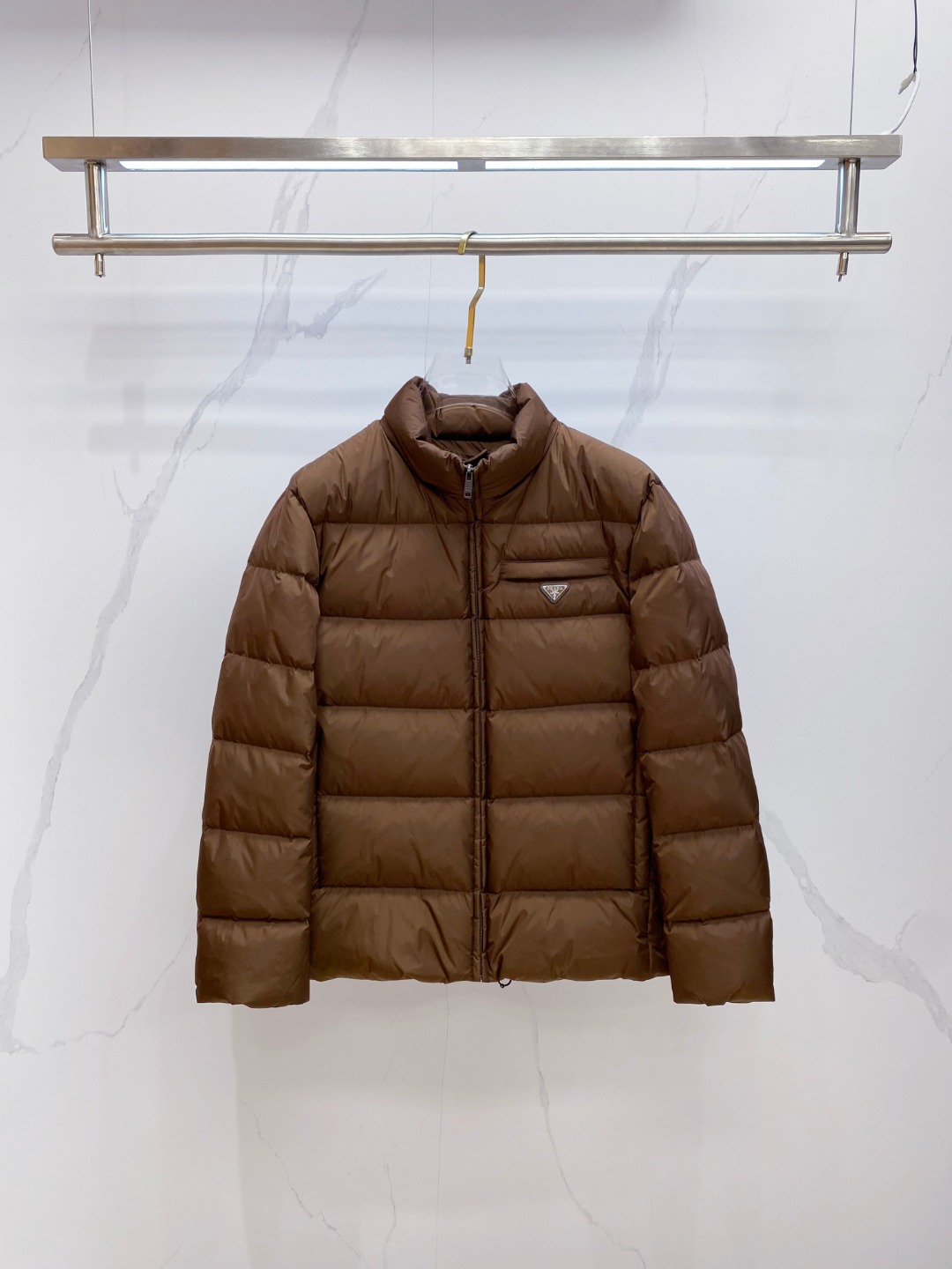 Prada 普拉达2025秋冬专柜同步新品发布，最新款羽绒服出货，全部原版购入，今年最新色，无论面料和辅