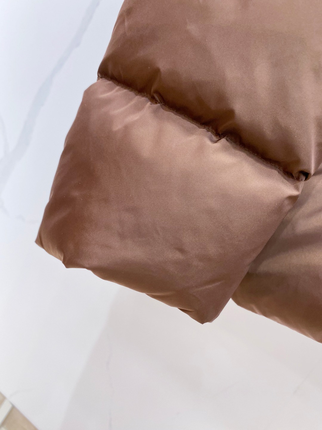 Prada 普拉达2025秋冬专柜同步新品发布，最新款羽绒服出货，全部原版购入，今年最新色，无论面料和辅