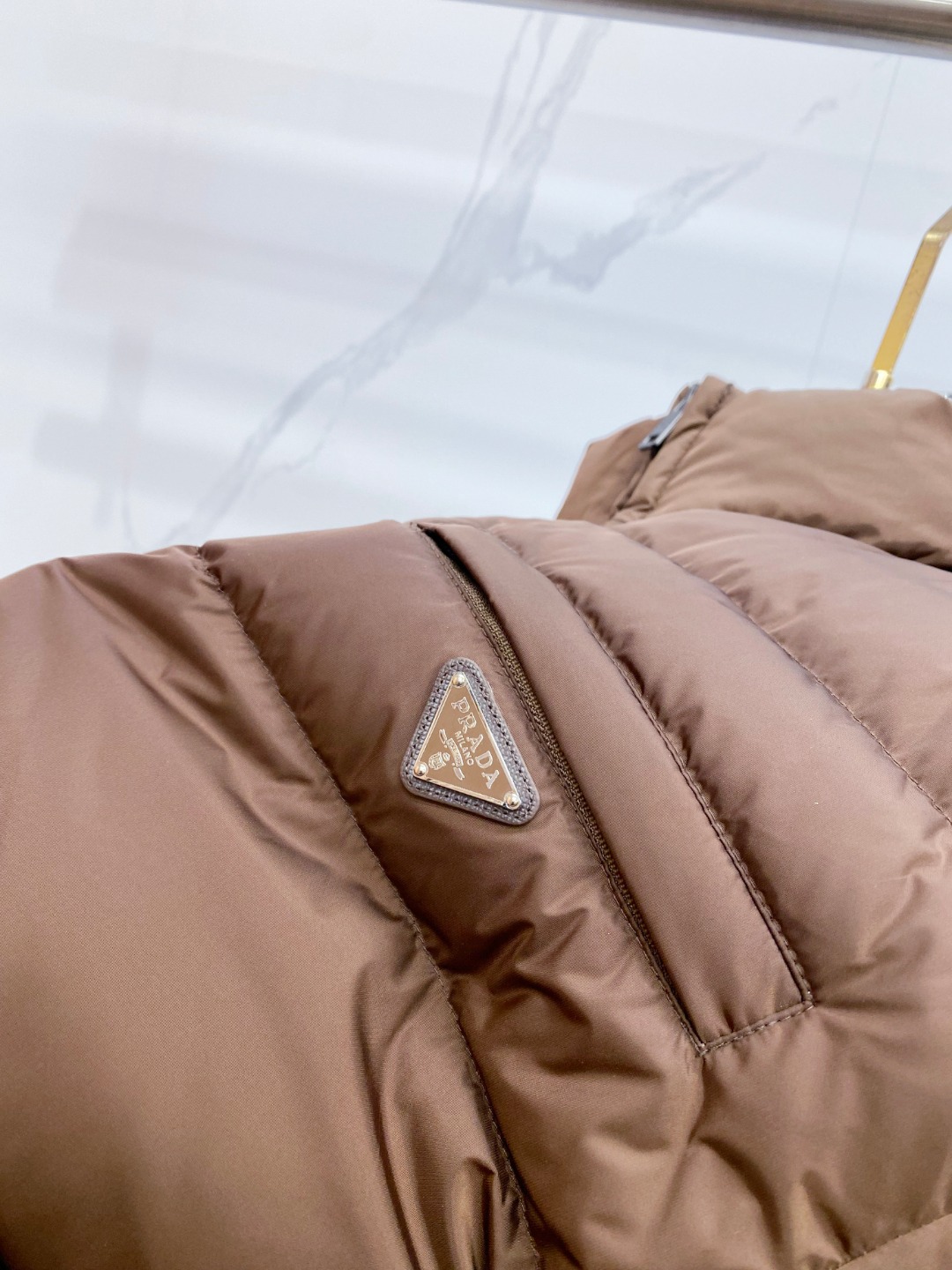 Prada 普拉达2025秋冬专柜同步新品发布，最新款羽绒服出货，全部原版购入，今年最新色，无论面料和辅