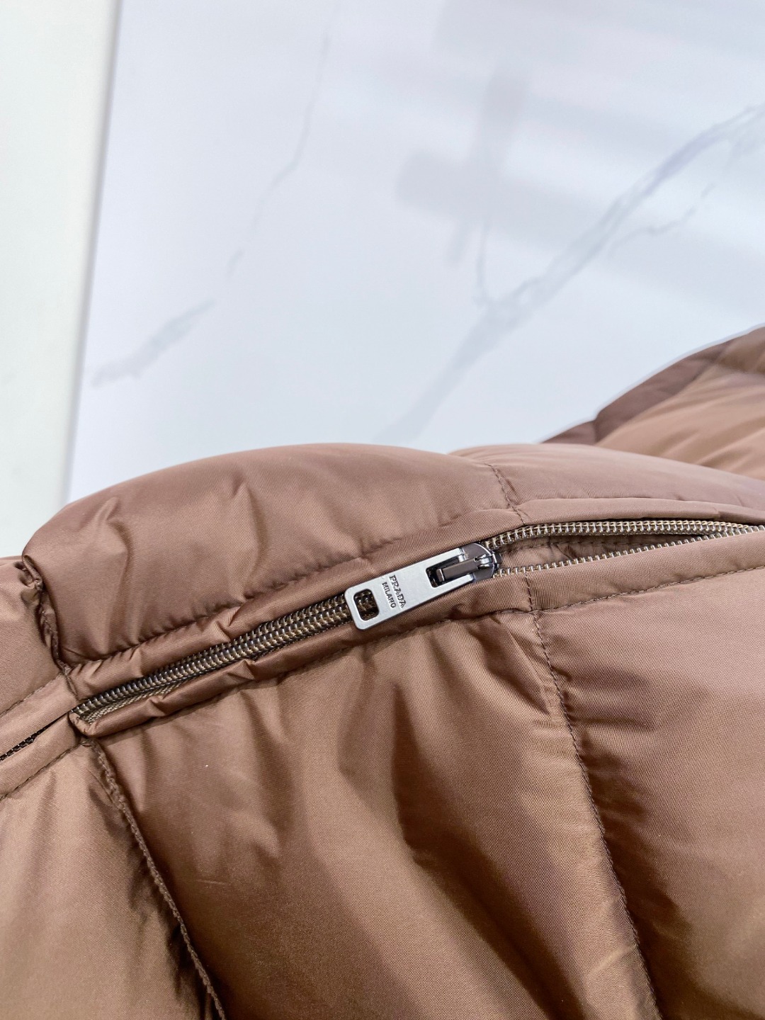 Prada 普拉达2025秋冬专柜同步新品发布，最新款羽绒服出货，全部原版购入，今年最新色，无论面料和辅