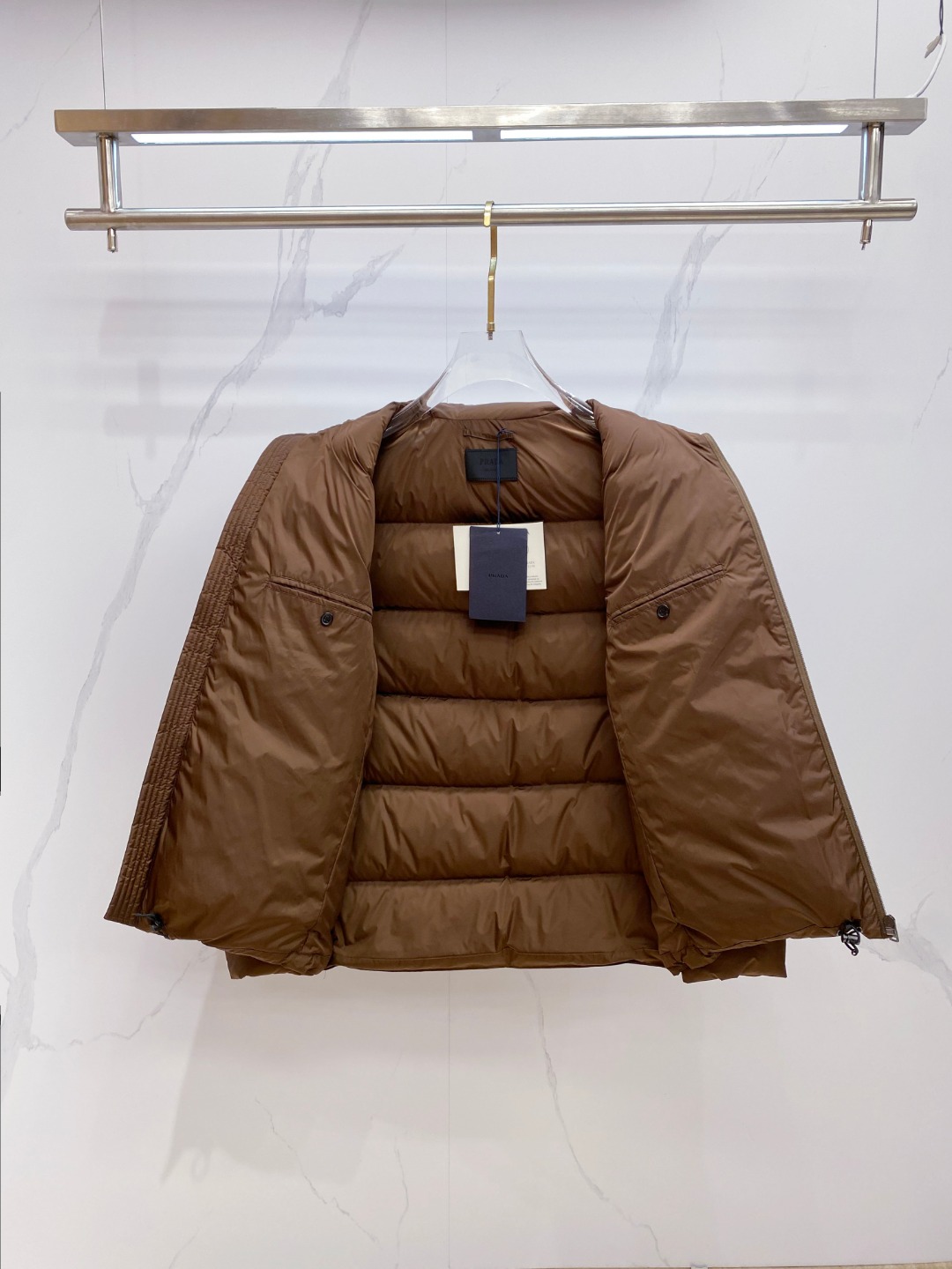 Prada 普拉达2025秋冬专柜同步新品发布，最新款羽绒服出货，全部原版购入，今年最新色，无论面料和辅