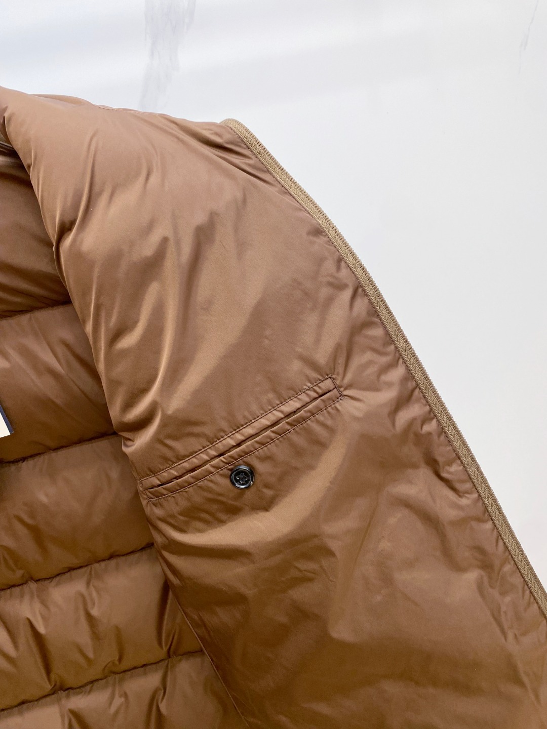 Prada 普拉达2025秋冬专柜同步新品发布，最新款羽绒服出货，全部原版购入，今年最新色，无论面料和辅