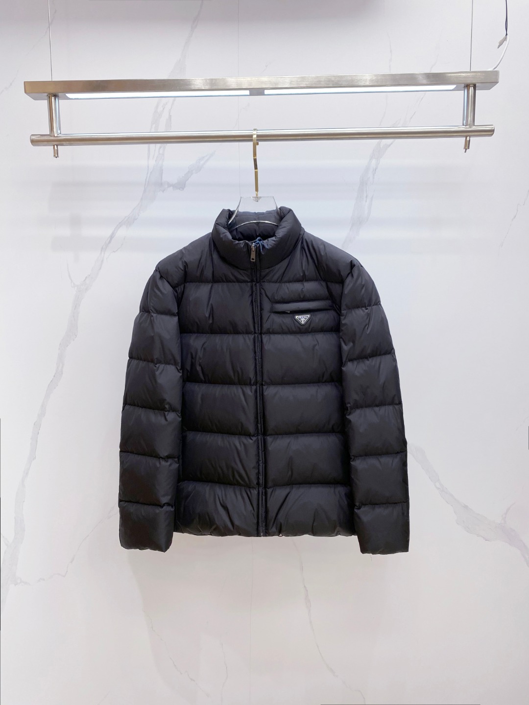 Prada 普拉达2025秋冬专柜同步新品发布，最新款羽绒服出货，全部原版购入，今年最新色，无论面料和辅