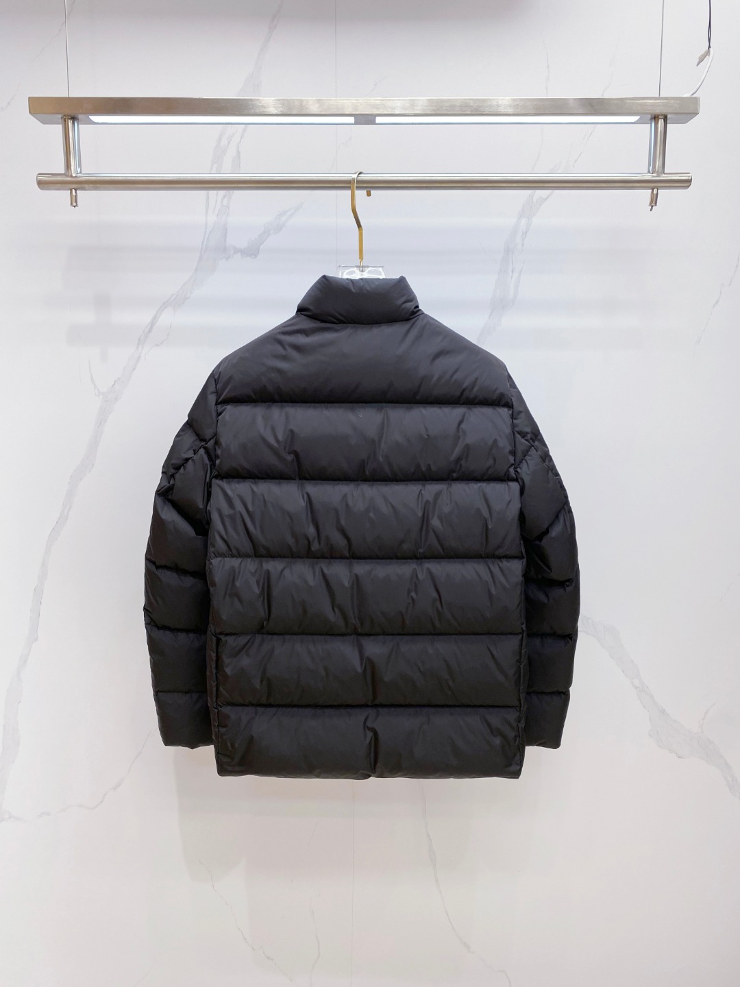 Prada 普拉达2025秋冬专柜同步新品发布，最新款羽绒服出货，全部原版购入，今年最新色，无论面料和辅