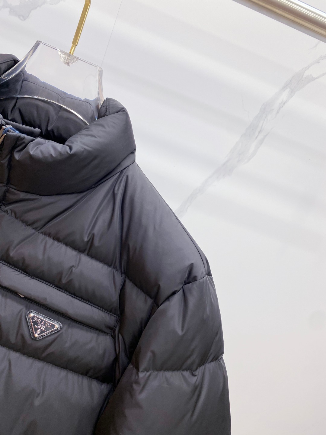 Prada 普拉达2025秋冬专柜同步新品发布，最新款羽绒服出货，全部原版购入，今年最新色，无论面料和辅