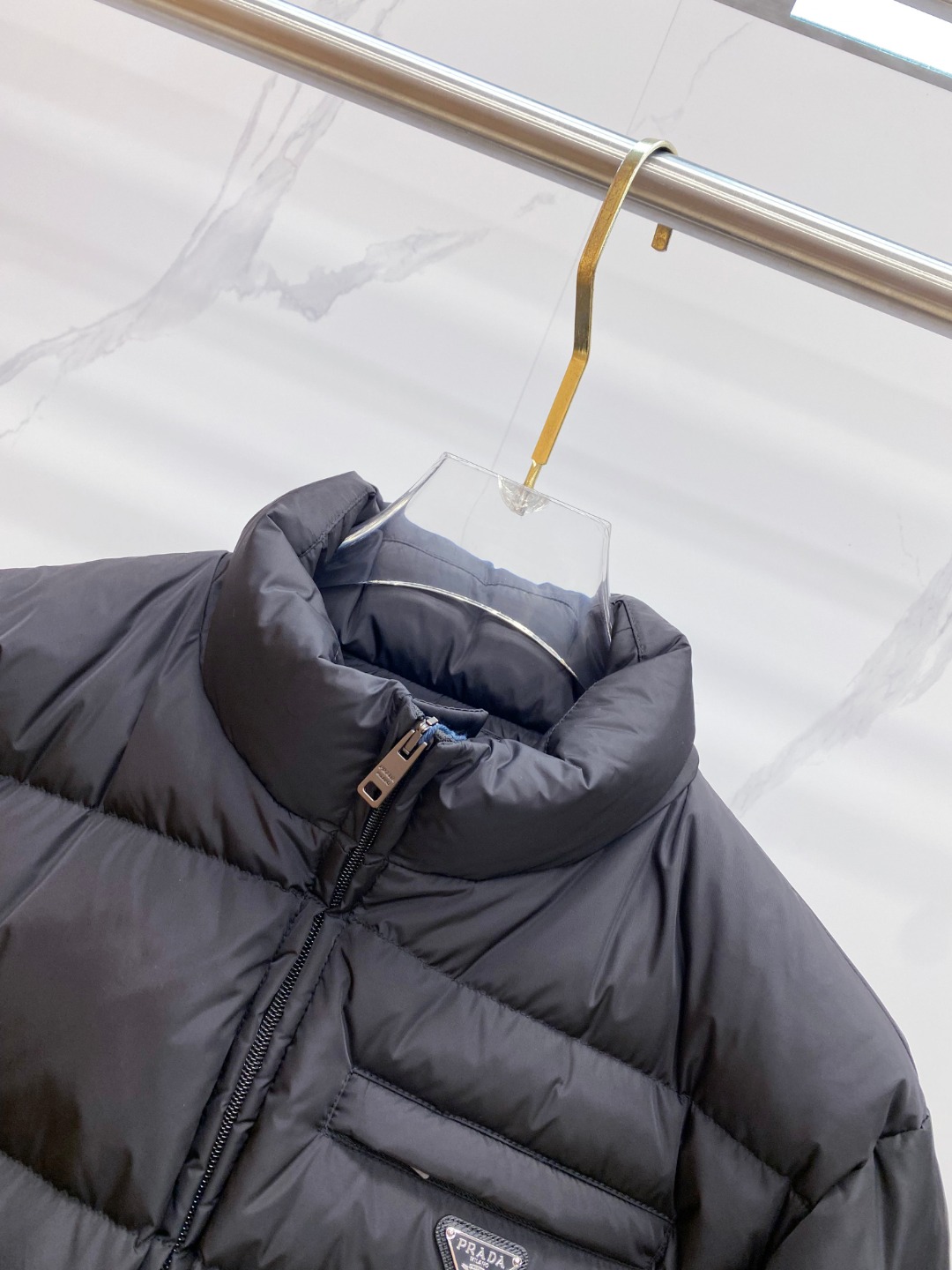 Prada 普拉达2025秋冬专柜同步新品发布，最新款羽绒服出货，全部原版购入，今年最新色，无论面料和辅