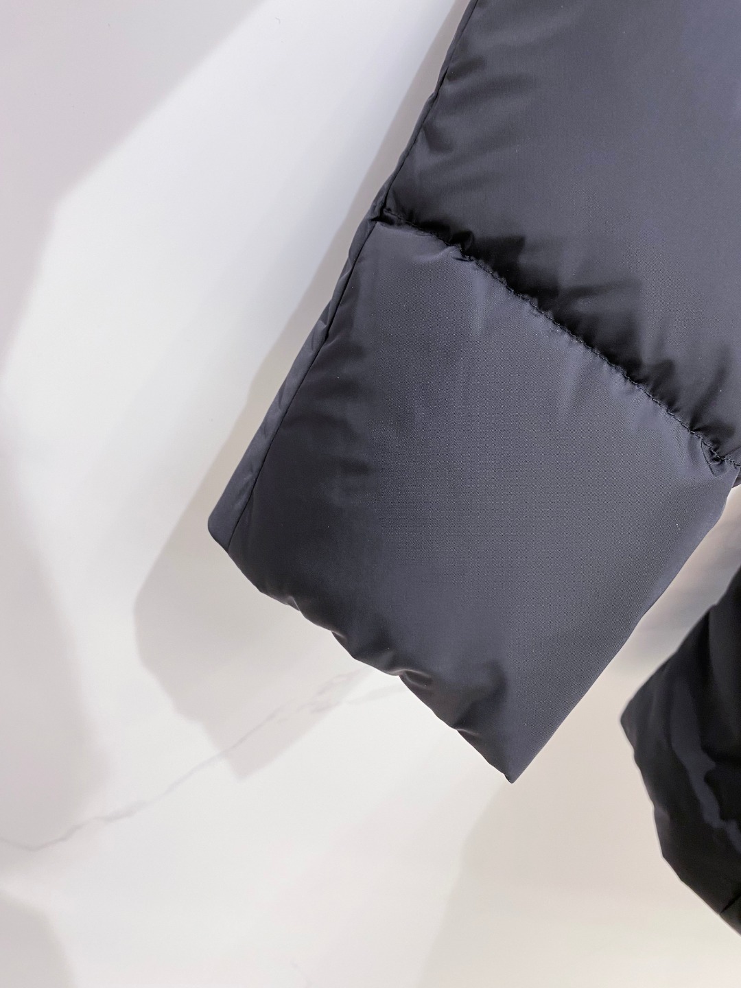 Prada 普拉达2025秋冬专柜同步新品发布，最新款羽绒服出货，全部原版购入，今年最新色，无论面料和辅