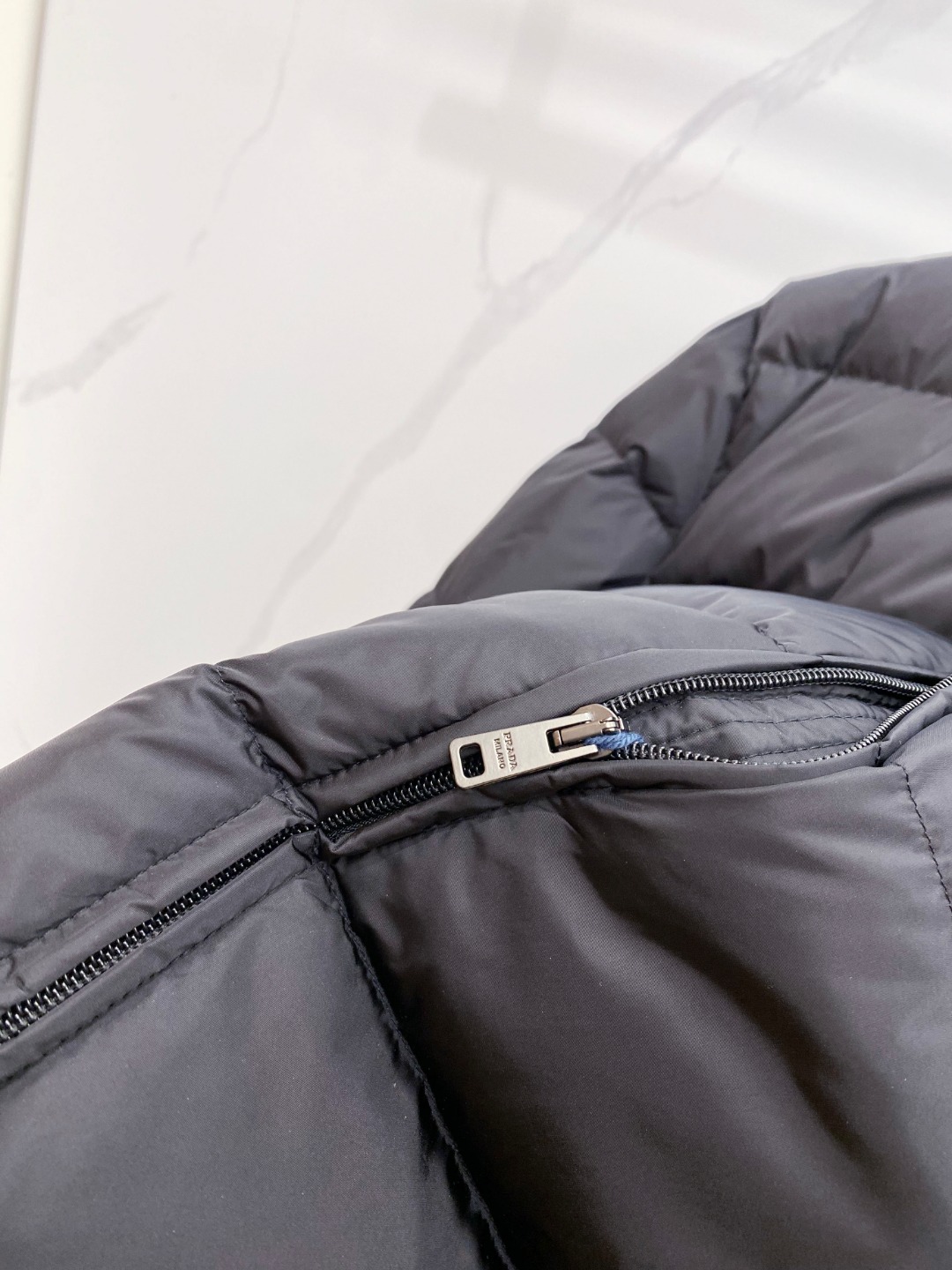 Prada 普拉达2025秋冬专柜同步新品发布，最新款羽绒服出货，全部原版购入，今年最新色，无论面料和辅