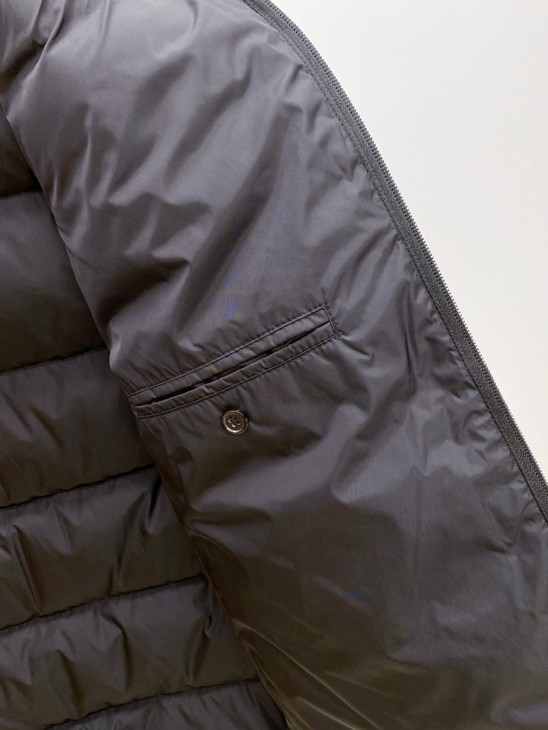 Prada 普拉达2025秋冬专柜同步新品发布，最新款羽绒服出货，全部原版购入，今年最新色，无论面料和辅