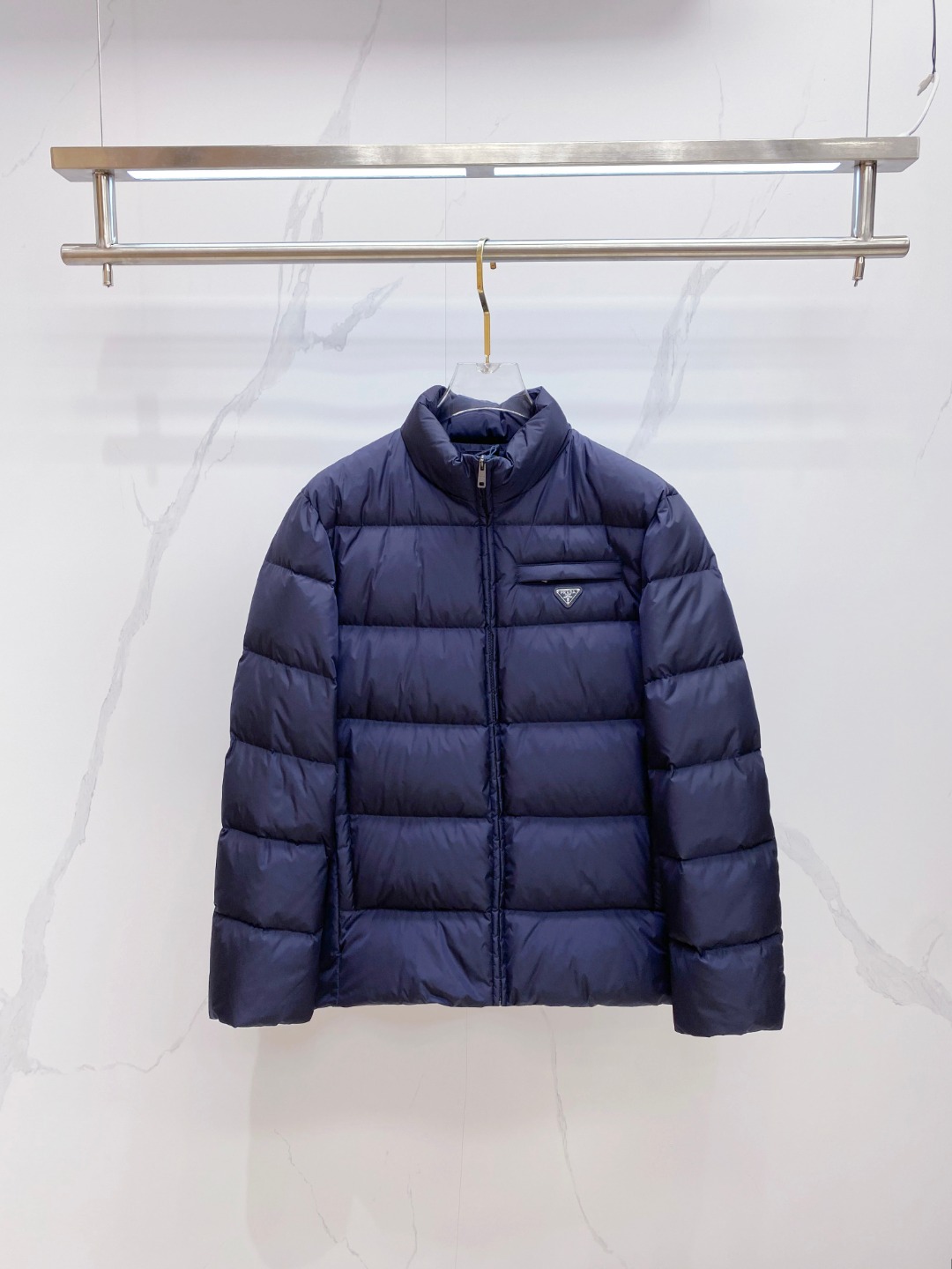 Prada 普拉达2025秋冬专柜同步新品发布，最新款羽绒服出货，全部原版购入，今年最新色，无论面料和辅