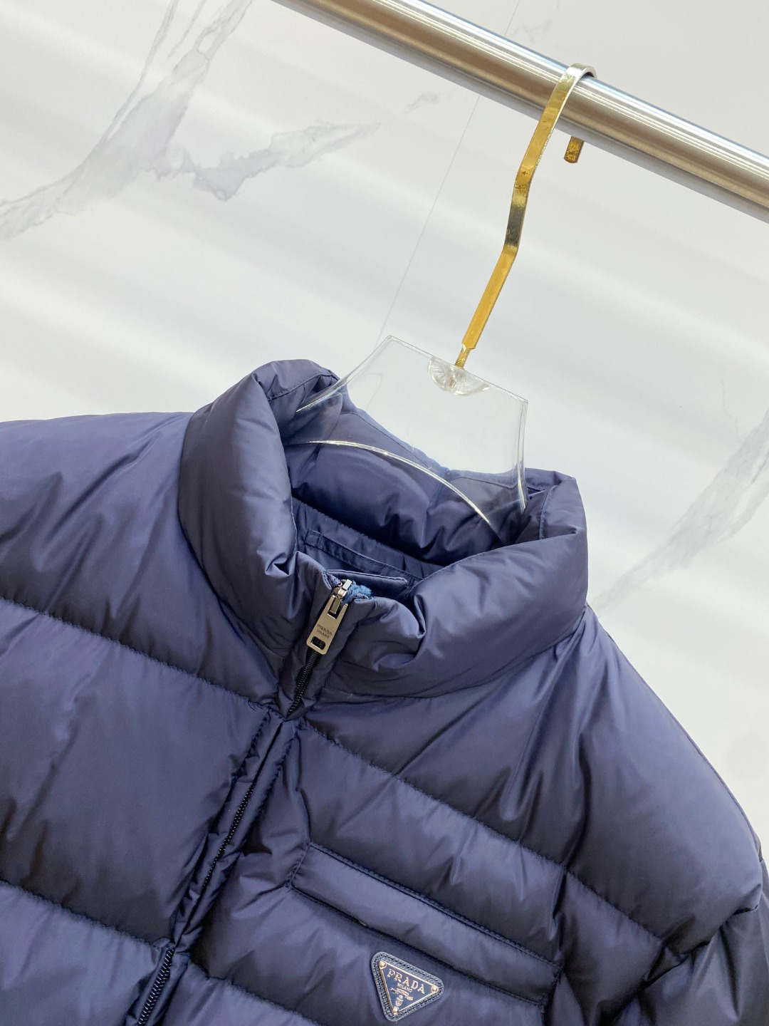Prada 普拉达2025秋冬专柜同步新品发布，最新款羽绒服出货，全部原版购入，今年最新色，无论面料和辅