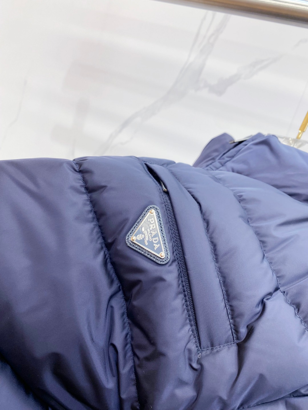 Prada 普拉达2025秋冬专柜同步新品发布，最新款羽绒服出货，全部原版购入，今年最新色，无论面料和辅