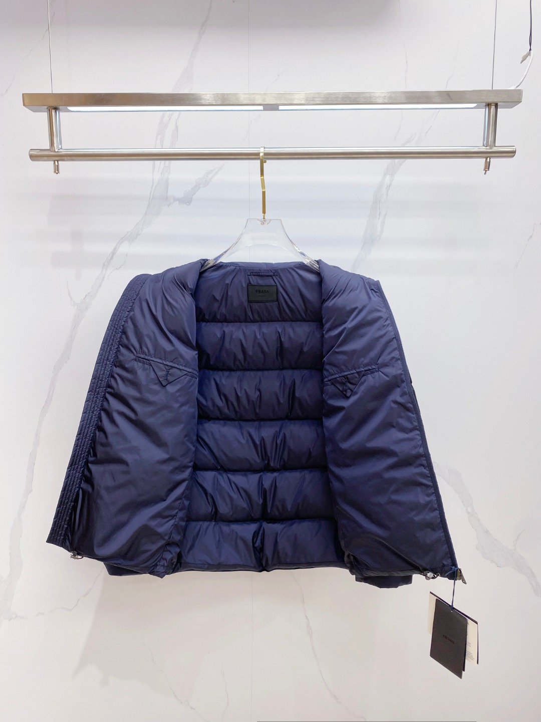 Prada 普拉达2025秋冬专柜同步新品发布，最新款羽绒服出货，全部原版购入，今年最新色，无论面料和辅