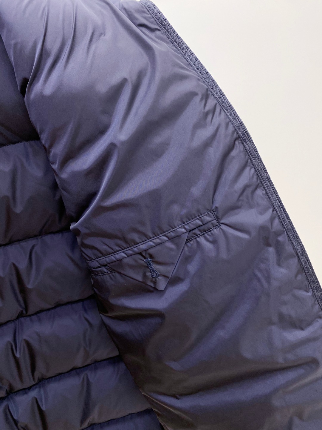 Prada 普拉达2025秋冬专柜同步新品发布，最新款羽绒服出货，全部原版购入，今年最新色，无论面料和辅