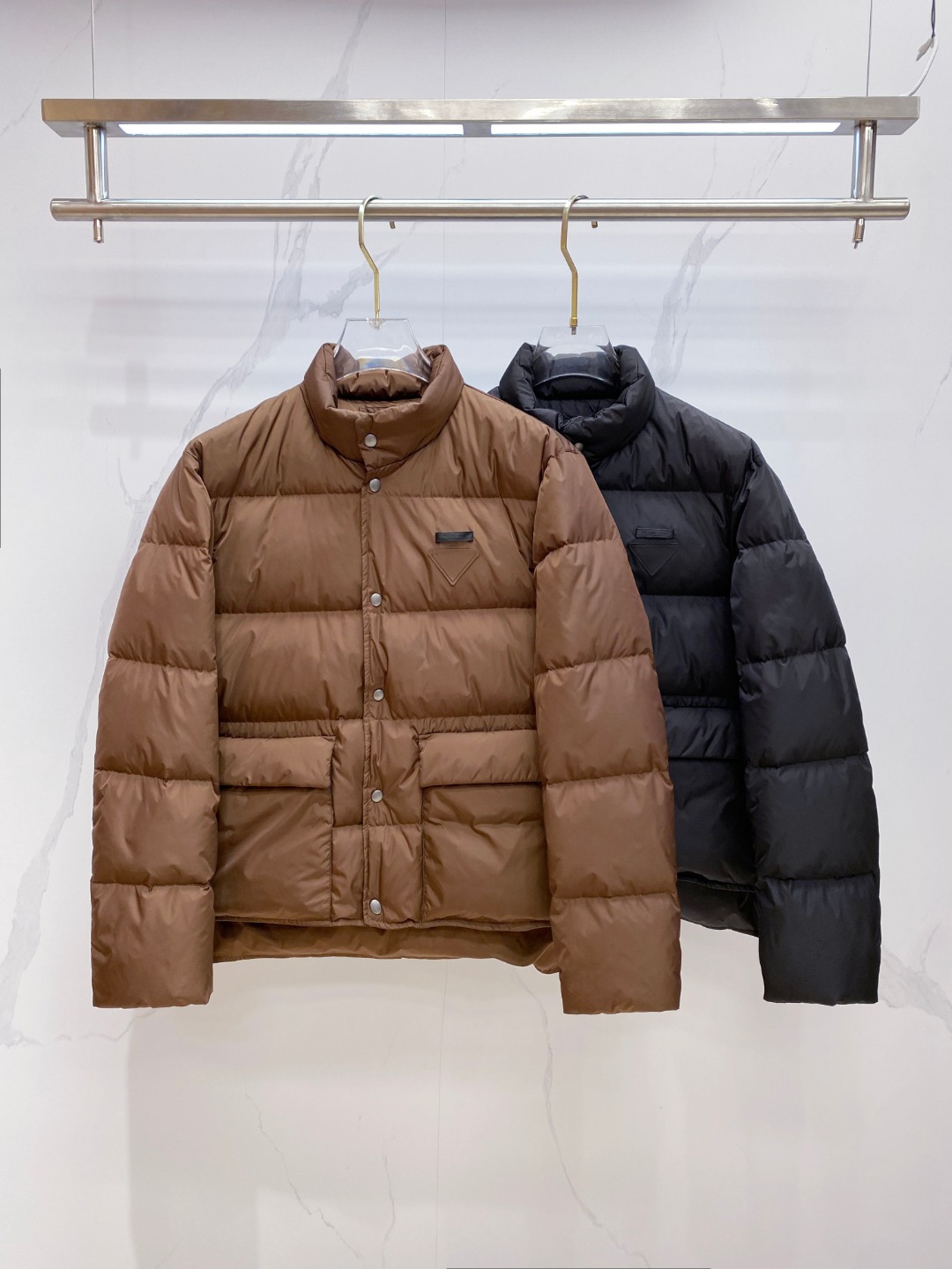 Prada 普拉达2025秋冬专柜同步新品发布，最新款羽绒服出货，全部原版购入，今年最新色，无论面料和辅