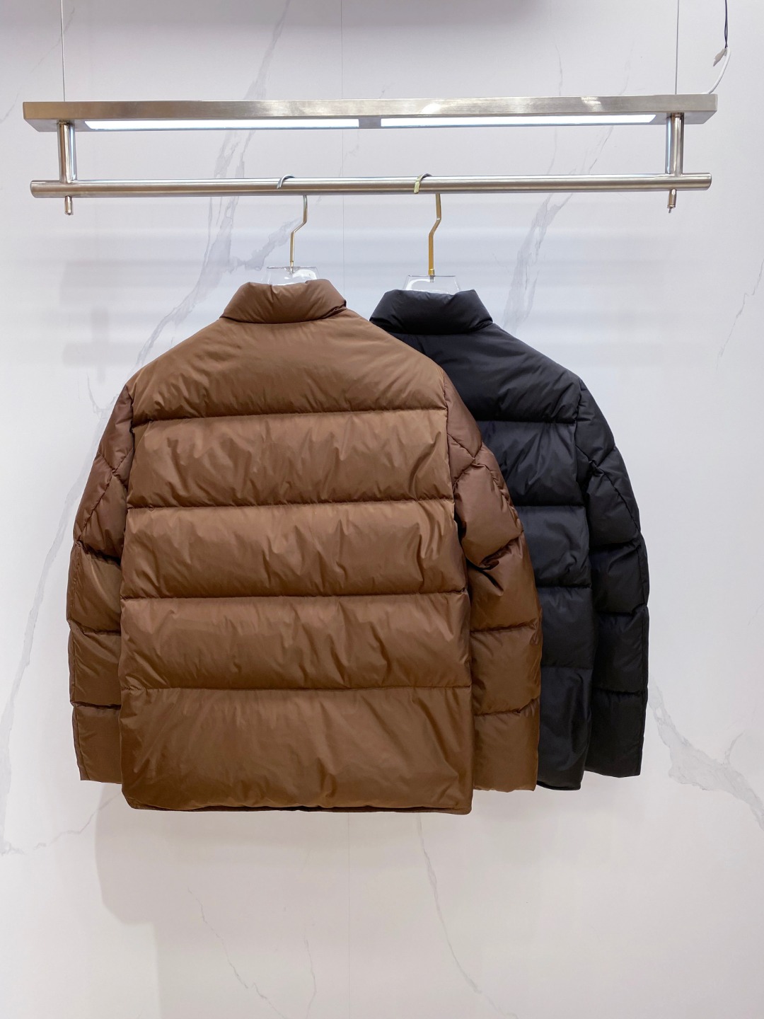 Prada 普拉达2025秋冬专柜同步新品发布，最新款羽绒服出货，全部原版购入，今年最新色，无论面料和辅