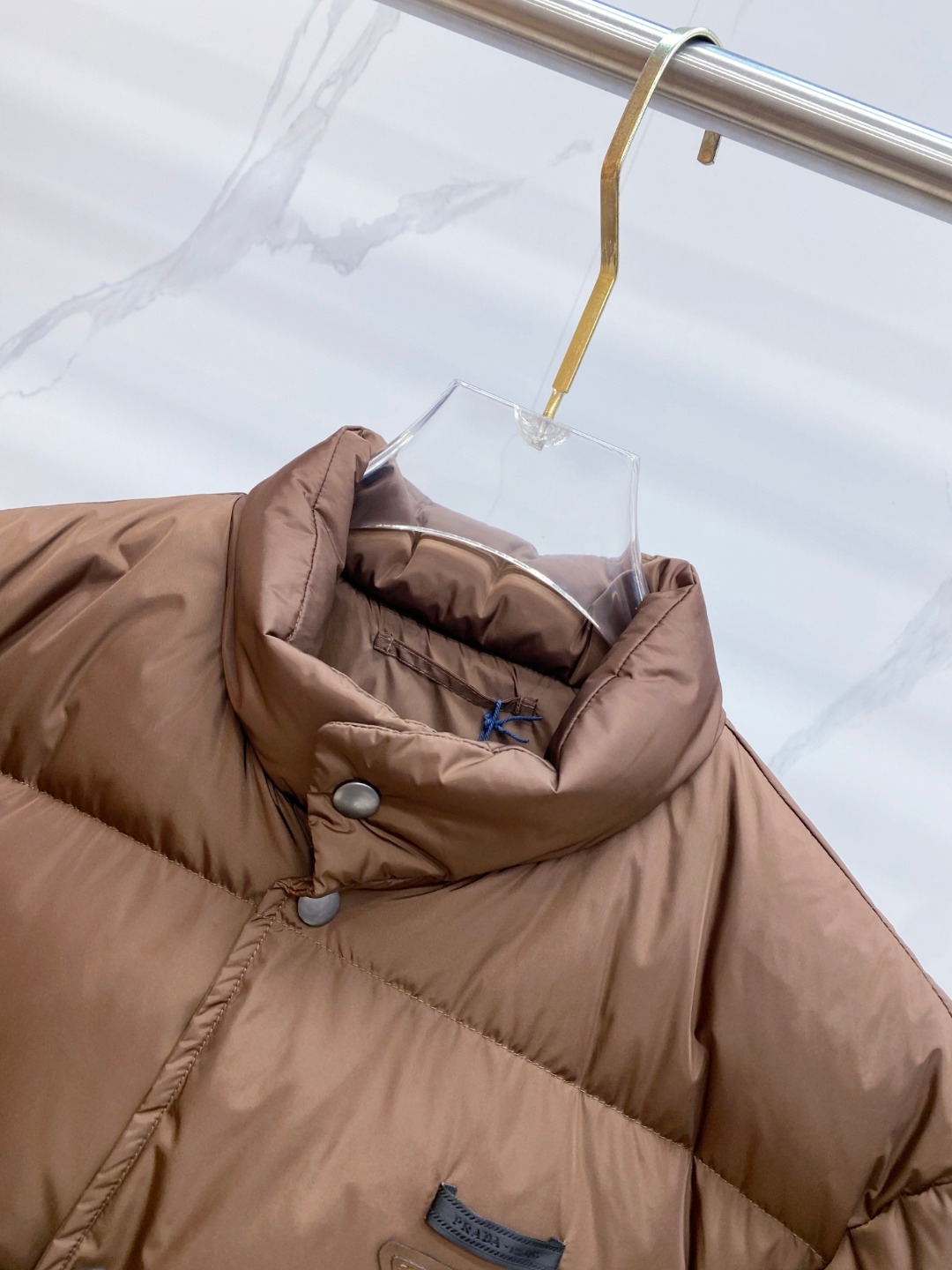 Prada 普拉达2025秋冬专柜同步新品发布，最新款羽绒服出货，全部原版购入，今年最新色，无论面料和辅