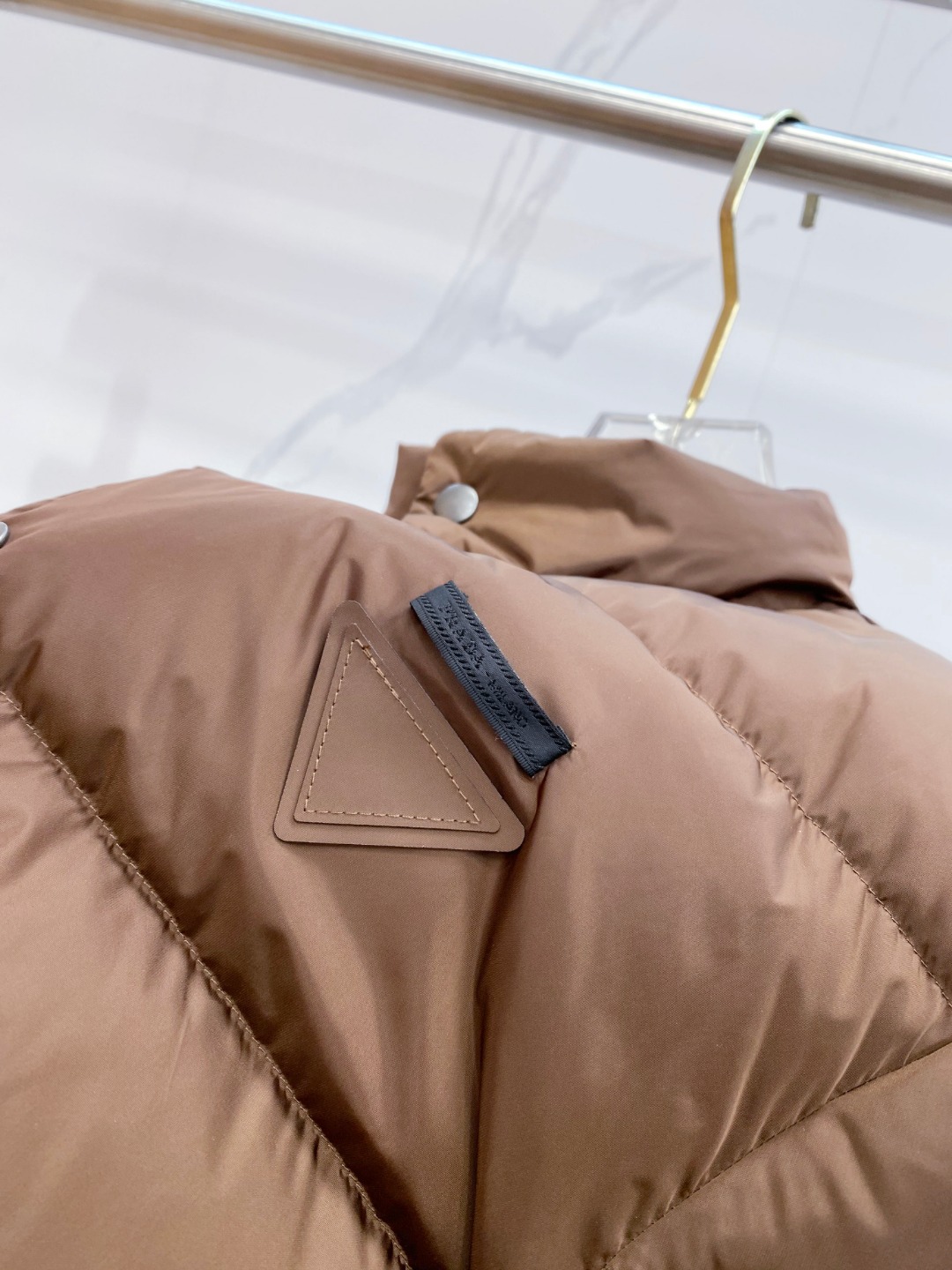 Prada 普拉达2025秋冬专柜同步新品发布，最新款羽绒服出货，全部原版购入，今年最新色，无论面料和辅