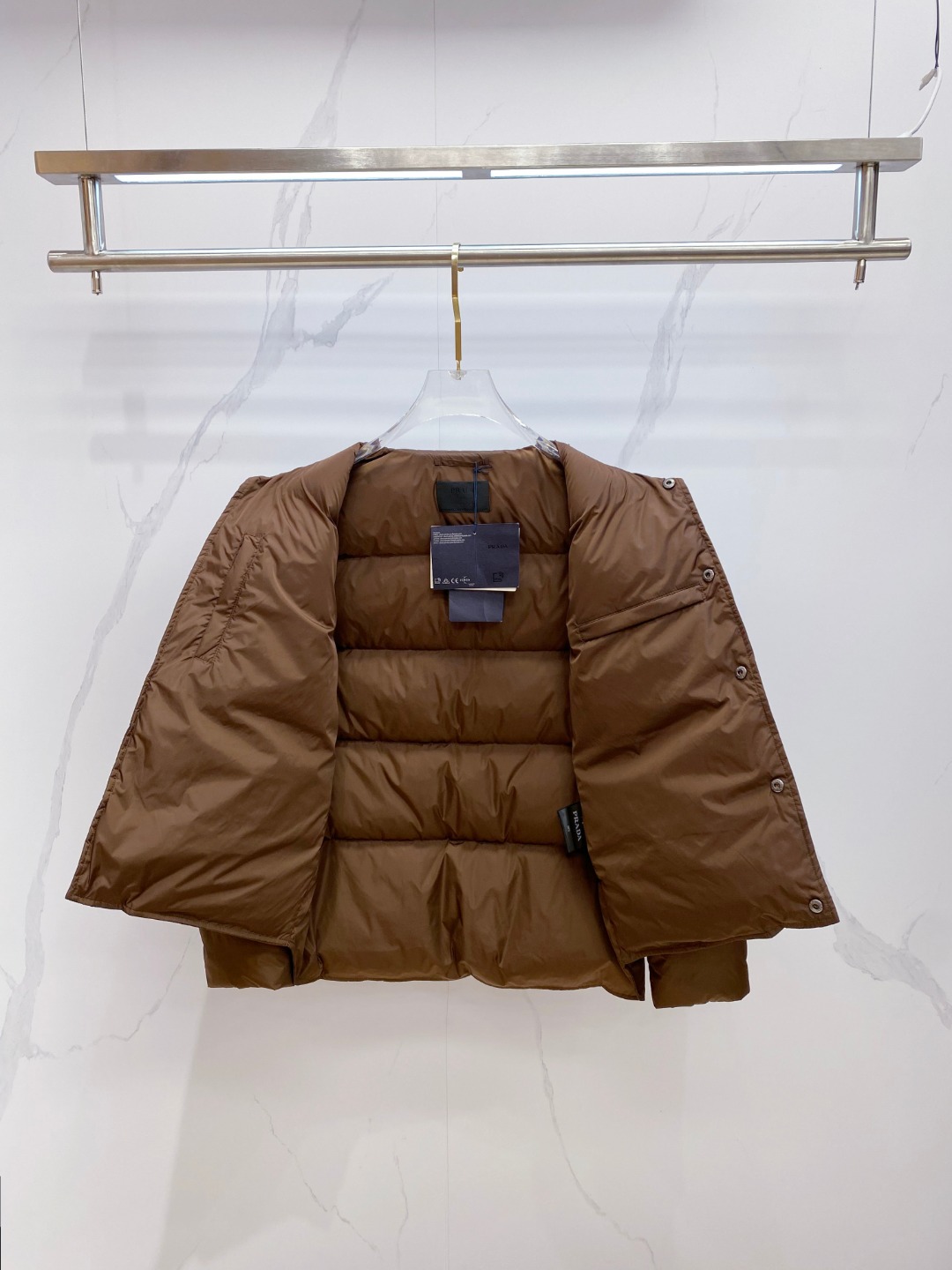 Prada 普拉达2025秋冬专柜同步新品发布，最新款羽绒服出货，全部原版购入，今年最新色，无论面料和辅