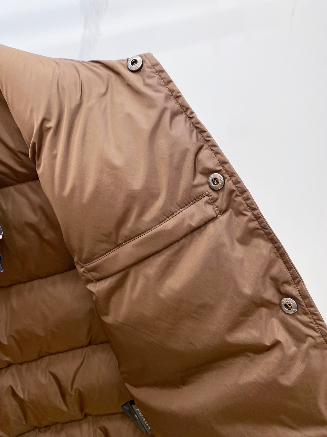 Prada 普拉达2025秋冬专柜同步新品发布，最新款羽绒服出货，全部原版购入，今年最新色，无论面料和辅