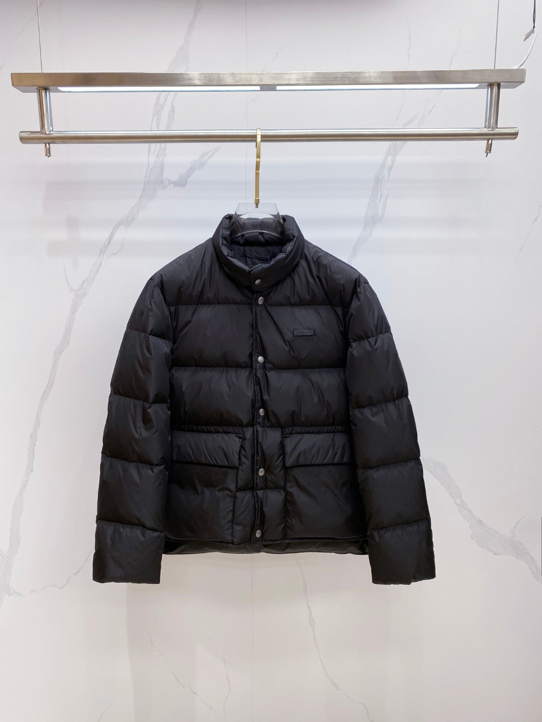 Prada 普拉达2025秋冬专柜同步新品发布，最新款羽绒服出货，全部原版购入，今年最新色，无论面料和辅