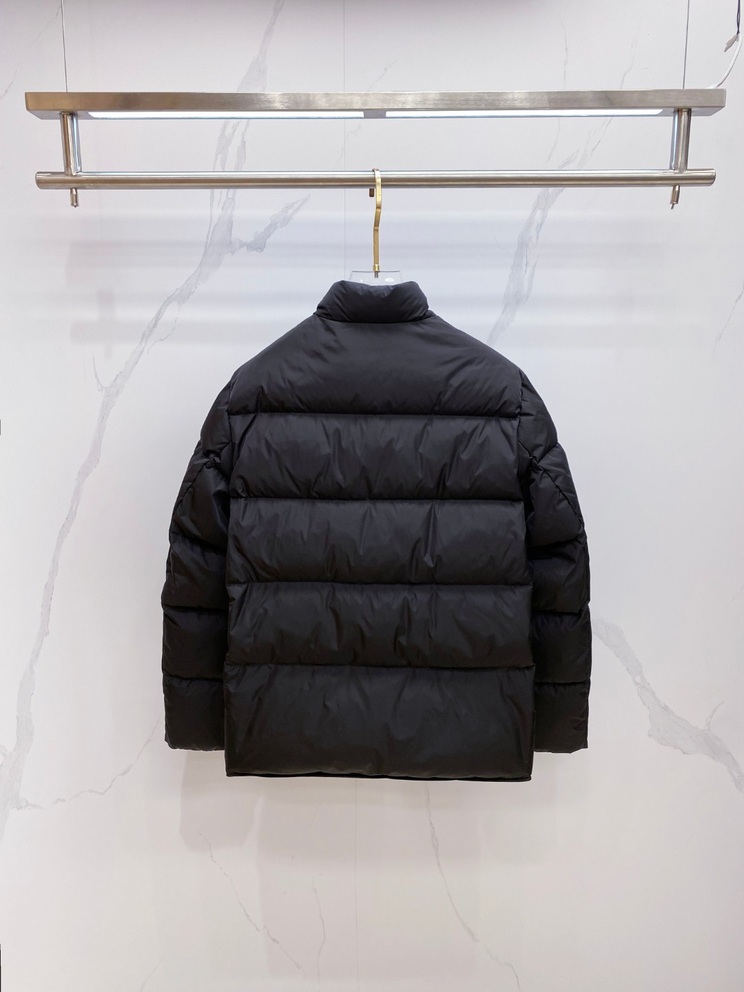 Prada 普拉达2025秋冬专柜同步新品发布，最新款羽绒服出货，全部原版购入，今年最新色，无论面料和辅