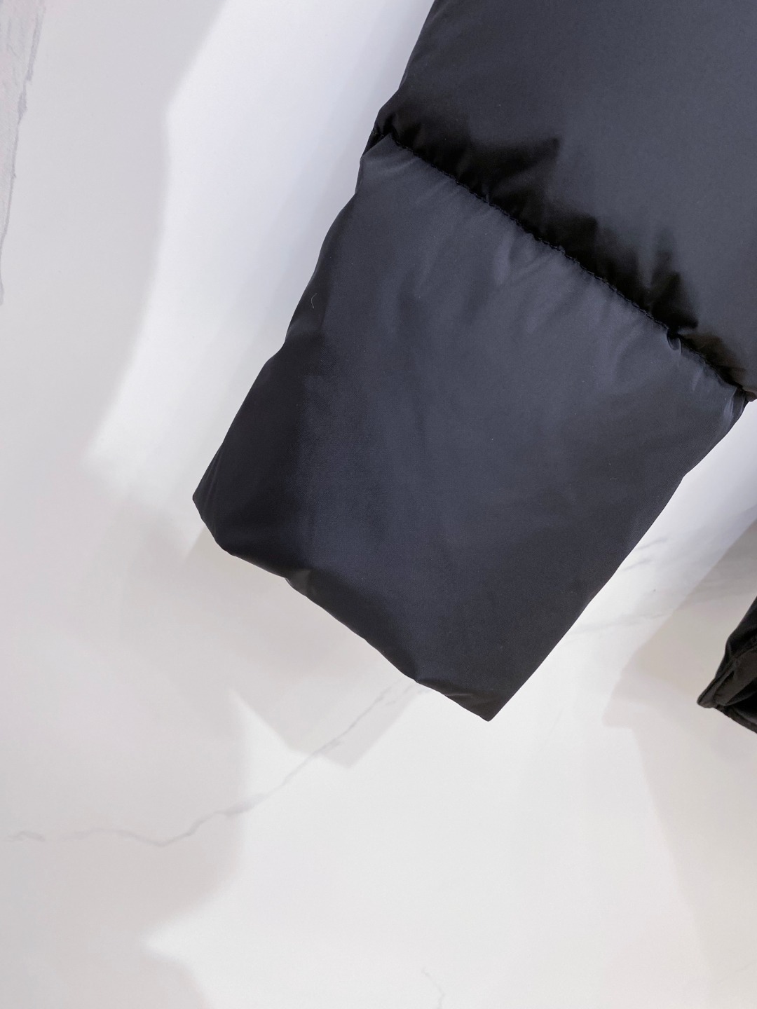 Prada 普拉达2025秋冬专柜同步新品发布，最新款羽绒服出货，全部原版购入，今年最新色，无论面料和辅