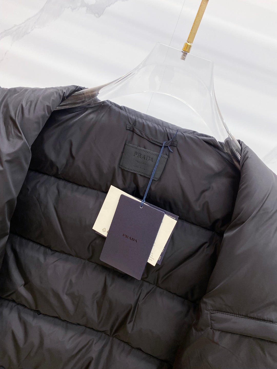 Prada 普拉达2025秋冬专柜同步新品发布，最新款羽绒服出货，全部原版购入，今年最新色，无论面料和辅