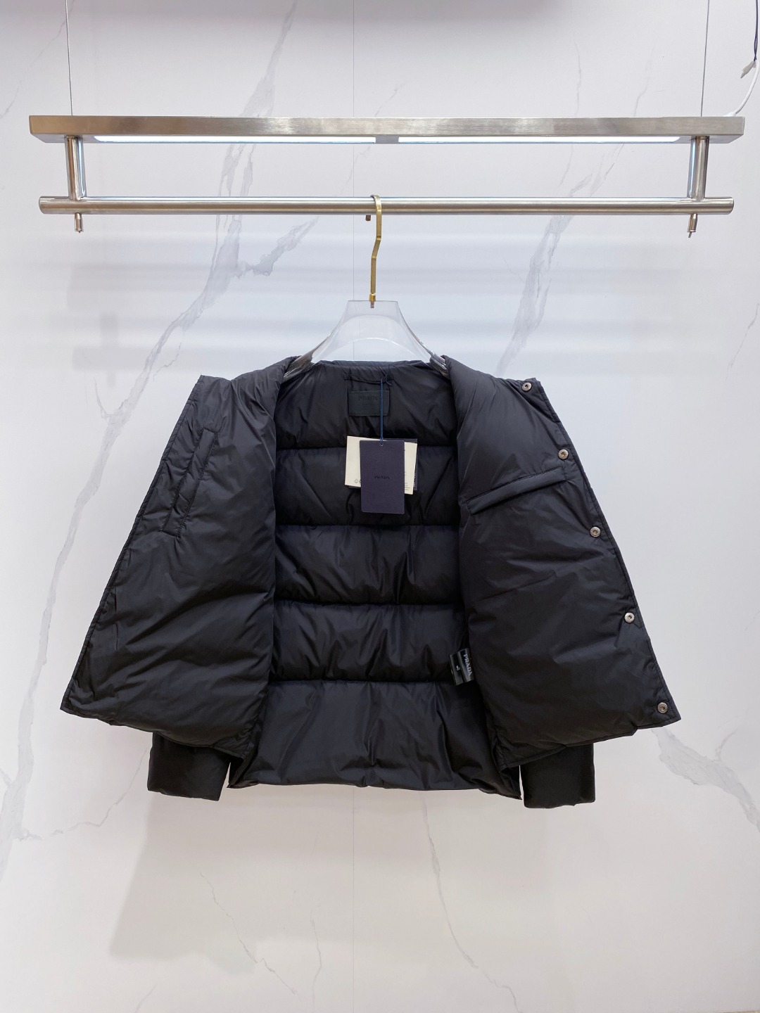 Prada 普拉达2025秋冬专柜同步新品发布，最新款羽绒服出货，全部原版购入，今年最新色，无论面料和辅